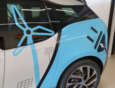 Marquage publicitaire coloré sur une voiture