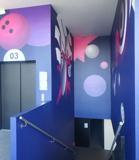 Décoration murale adhésive dans une cage d'escalier