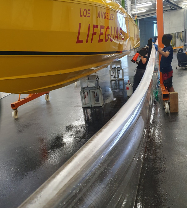 Covering d'un bateau jaune en atelier