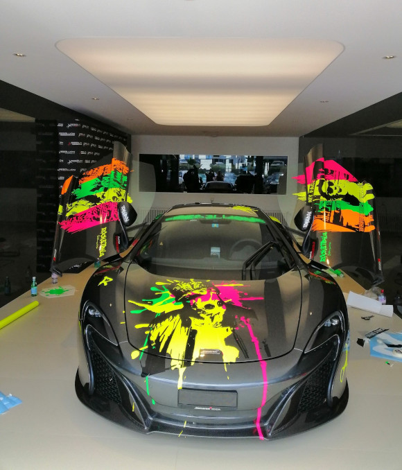 Covering multicolore éclaboussé sur une voiture de sport